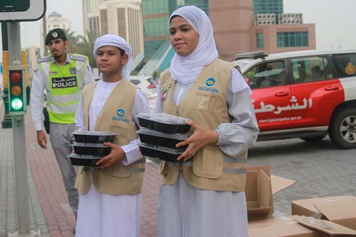 ابنا شيخة المسماري فايزة وعبدالله يتطوعان لتقديم وجبات الإفطار للصائمين