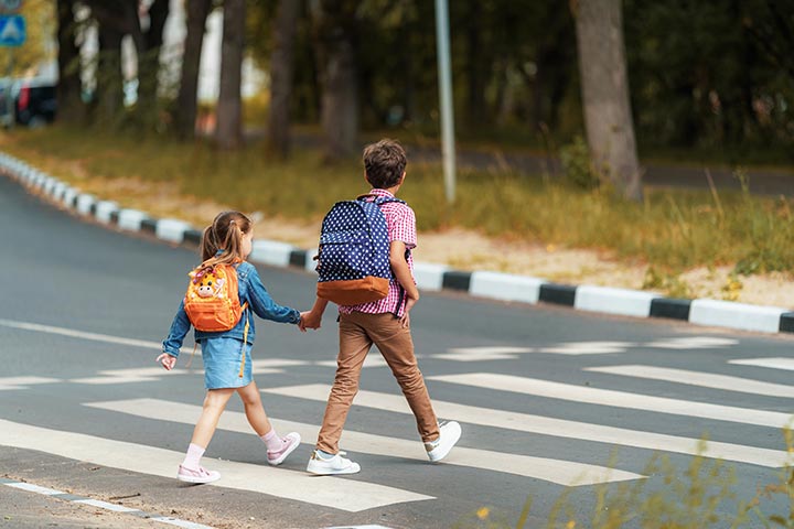 استقلالية الطفل بين المسموح والممنوع.. ماذا يفعل الأهل؟