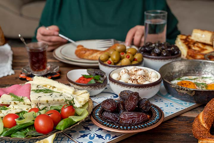 النوم نهاراً والسهر ليلاً في رمضان.. مخالفة لأحكام الصيام ومضاعفات صحية