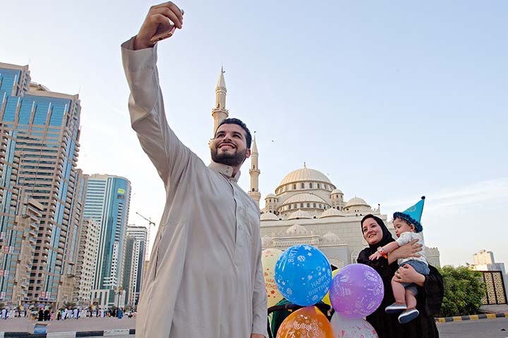 أسرة تحتفل بالعيد عند مسجد النور بالشارقه - تصوير كمال قاسم