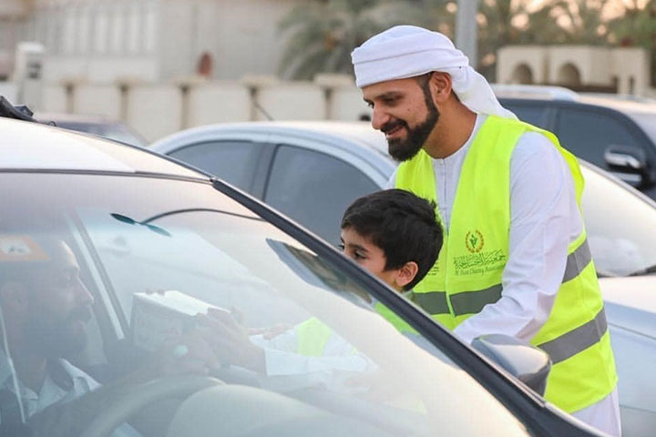 الشيخ الدكتور خالد بن حميد القاسمي يقود إحدى مبادرات توزيع وجبات الإفطار