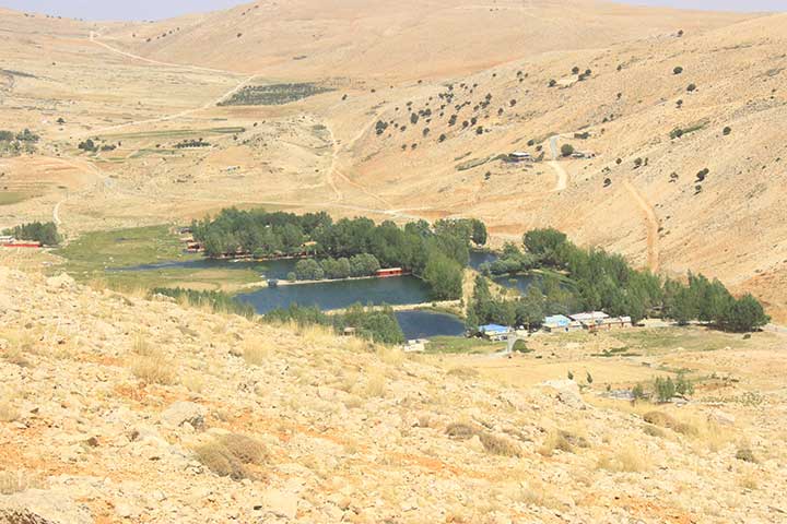 يجب زيارتها! عيون أرغش في لبنان.. برك المياه المعلقة بين الأرض والسماء